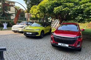 Jen jedna cena, příplatková výbava neexistuje. Čínský BAIC vytěžil Mercedes-Benz