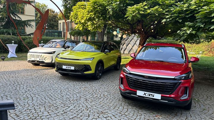 Jen jedna cena, příplatková výbava neexistuje. Čínský BAIC vytěžil Mercedes-Benz