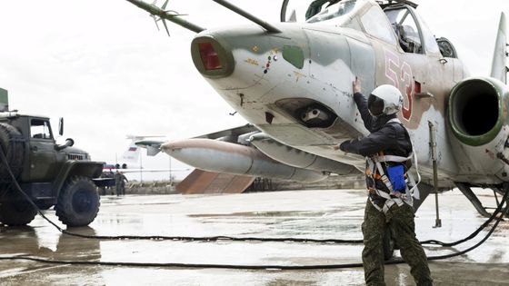 Foto: Loučíme se, ale ne všichni. Ruské stíhačky opouštějí Sýrii, piloty po návratu nosí na rukou