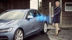 Volvo - aplikace v mobilu místo klíčku od auta člověk 2