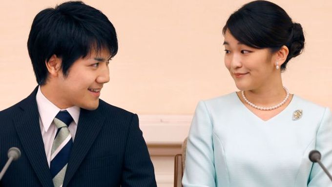 Japonská princezna Mako si vezme neurozeného muže, právníka Keie Komuroa.