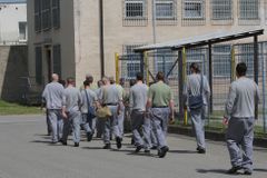 Oráčov. Jediná věznice, kde trestanci pracují v tovární hale