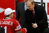 Několik hráčů nového šampiona neodolalo a došlo si po zlatých konfetách s prvním mužem Ruska potřást rukou a někteří se s ním i objímali.