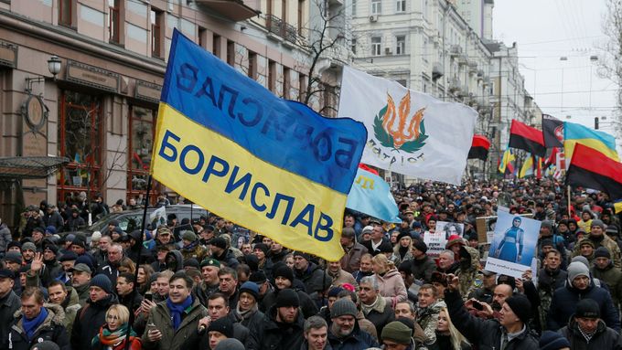 Stoupenci bývalého gruzínského prezidenta a reprezentanta ukrajinské opozice Michaila Saakašviliho pochodují po ulici v Kyjevě.