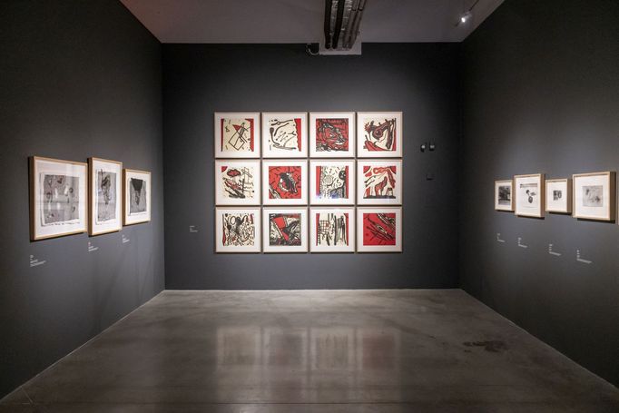 Pohled do výstavy David Lynch: Up in Flames, která je k vidění v pražském DOXu do 8. února 2026.