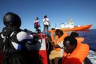 Záchranná loď Aquarius neziskové organizace SOS Méditerranée zachraňuje migranty na Středozemním moři.