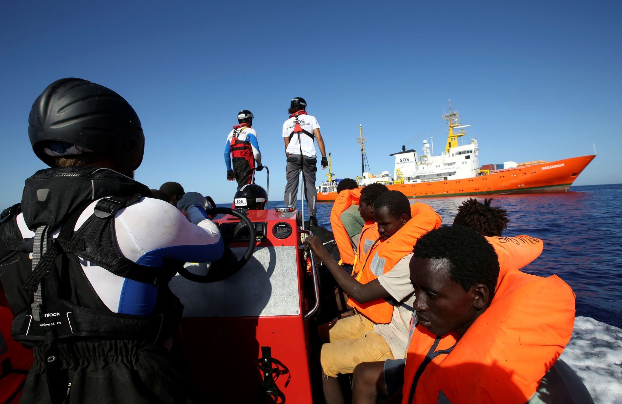Záchranná loď Aquarius neziskové organizace SOS Méditerranée zachraňuje migranty na Středozemním moři.