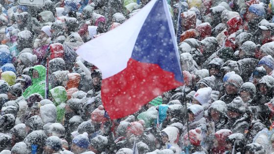 Foto: Sníh fanoušky biatlonu nespálil, fandili jak o život