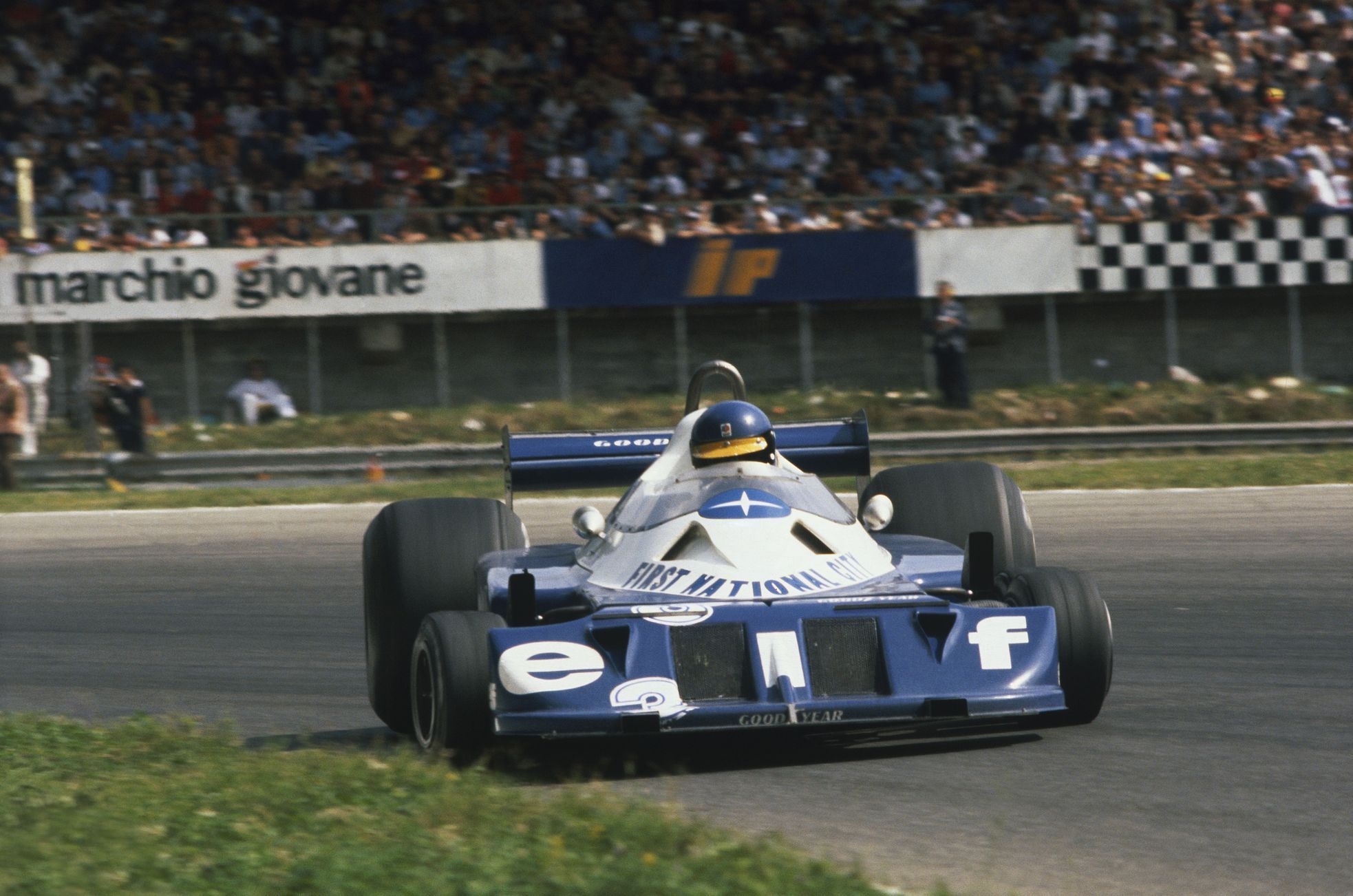 Ronnie Peterson v Tyrrelu P34 při VC Itálie 1977 v Monze