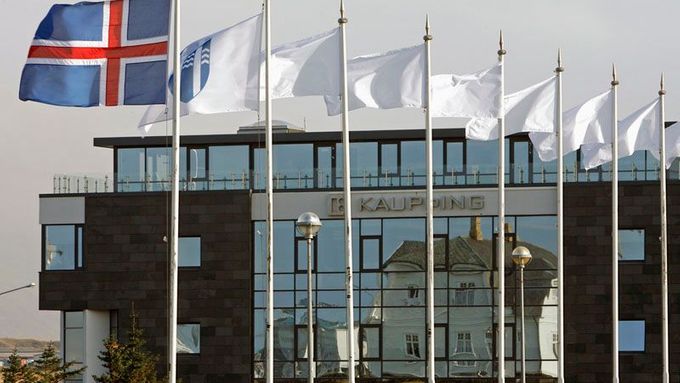 ISlandská vlajka vlaje nad budovou největší ostrovní banky Kaupthing. Té se podařilo získat půjčku ve Švédsku.