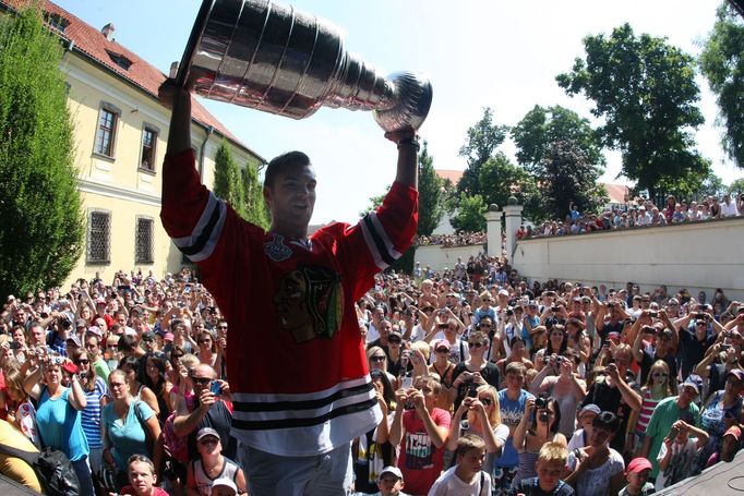 Michael Frolík slaví na Kladně se Stanley Cupem