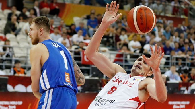 basketbal, MS 2019, Česko - Turecko, Patrik Auda (vlevo) v souboji s Ersanem Ilyasovem