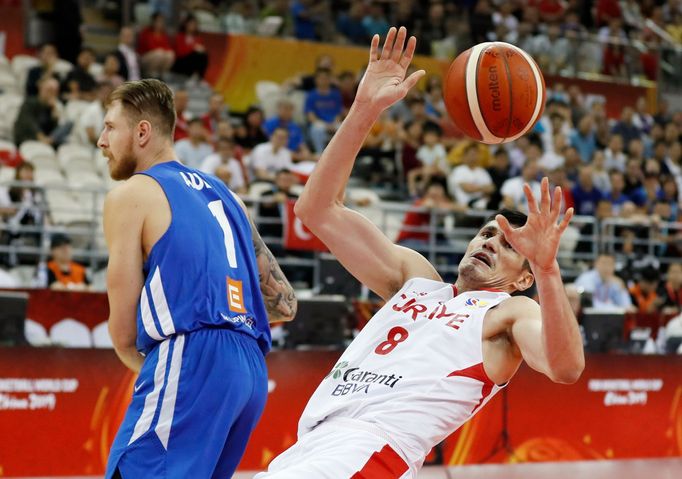 basketbal, MS 2019, Česko - Turecko, Patrik Auda (vlevo) v souboji s Ersanem Ilyasovem