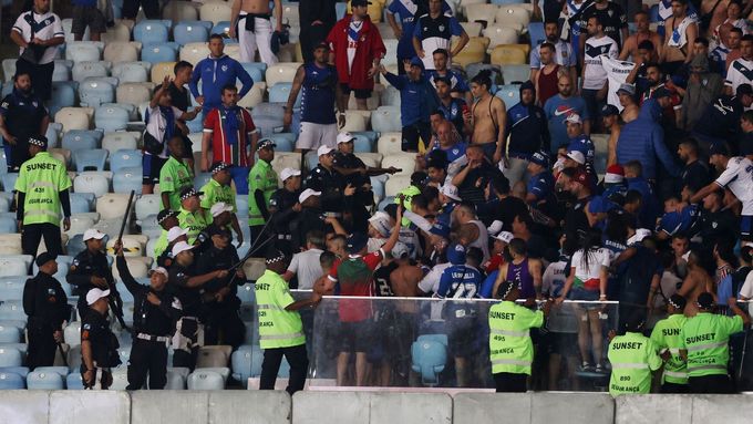 Fanoušci Vélezu Sarsfield při potyčce s policií