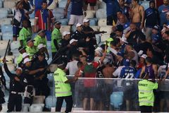 "Vylez, nebo tě střelíme do nohy!" Fanoušci argentinského klubu napadli své hráče