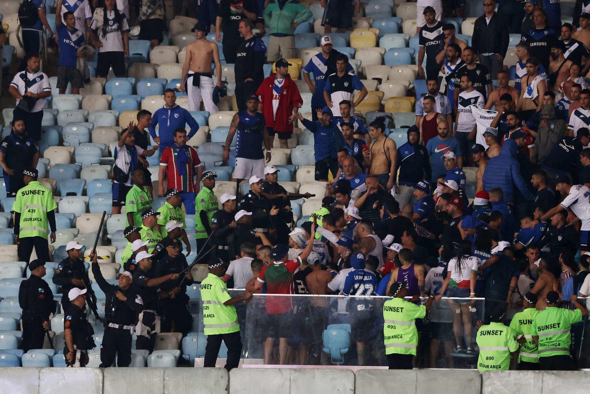Fanoušci Vélezu Sarsfield při potyčce s policií