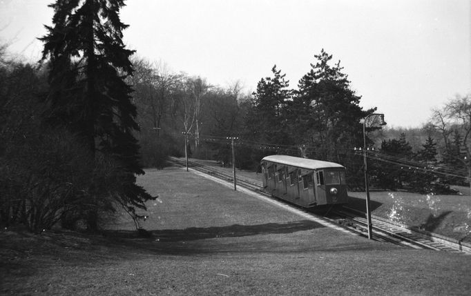 Lanovka na Petřín v Praze na historickém snímku z roku 1949. Spojuje Malou Stranu s vrcholem Petřína.