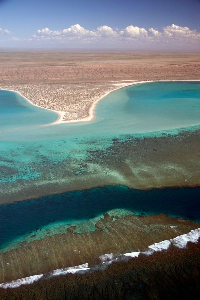 PŘÍRODNÍ PAMÁTKA : pobřeží Ningaloo, Austrálie Nachází se na opuštěném západním pobřeží Austrálie.