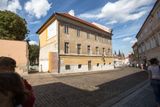Popošli jsme jen několik metrů do Loretánské ulice č.p. 180/6, kde stojí už více jak pět set let Trauttmannsdorfský palác (známý také jako Trčkův palác). Na jeho místě původně stály domy, v nichž bydlela rodina Petra Parléře.