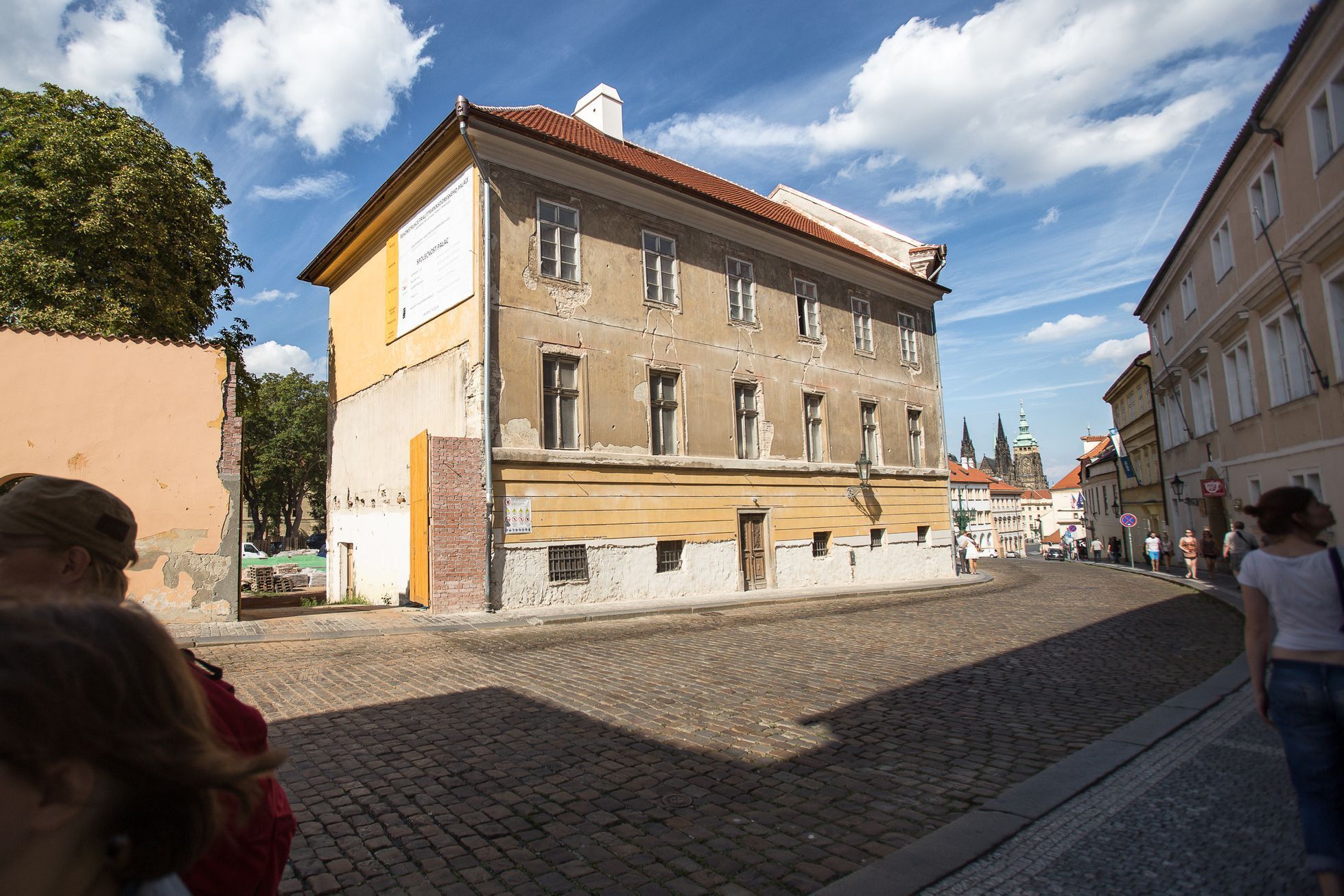 Prázdné domy v okolí Pražského hradu