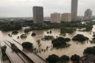 Foto: Houston je pod vodou a hladina stále stoupá. Armáda začala vypouštět nádrže