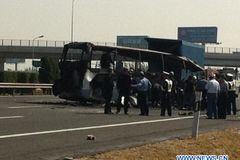 V autobusu v Číně uhořelo 47 lidí, požár založil žhář