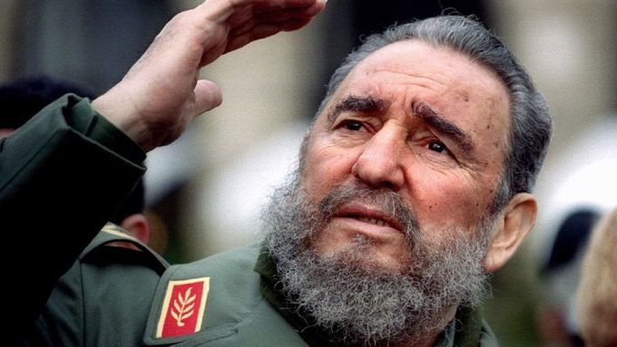 Velký komandant zemřel v devadesáti letech. Snad se zdecimované Kubě po jeho smrti uleví.