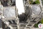 Katedrálu Notre-Dame už celou zakryli. Před počasím ji chrání plachta
