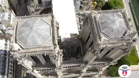 Katedrálu Notre-Dame už celou zakryli. Před počasím ji chrání plachta