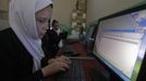 Blind Afghan students use computers during a lesson at a blind school in Kabul September 2, 2012. The vocational blind school, which is the only blind school in Afghanistan, was established in 1977 and has more than 187 students including boys and girls. Picture taken September 2, 2012. REUTERS/Omar Sobhani (AFGHANISTAN - Tags: SOCIETY EDUCATION) Published: Zář. 6, 2012, 6:55 dop.