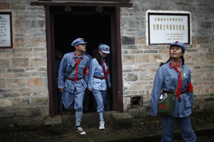 Mid-level government officials dressed in red army uniforms visit an old house where former Chinese leader Mao Zedong used to live during their 5-day training course at the communist party school called China Executive Leadership Academy of Jinggangshan, in Jiangxi province, in this September 21, 2012 file photo. With China's economy slowing and public scrutiny of officials on the rise via social media, the party is likely to endorse deepening its training push when Hu passes the baton to new leaders at the 18th Party Congress, which is expected to be held as early as next month. China's cadre training system is run out of academies across the country, some focusing on practical aspects of 21st century communism such as handling the media and management skills, including role-play scenarios on how to manage a variety of crises from mass protests to train crashes. Picture taken September 21, 2012. REUTERS/Carlos Barria/Files (CHINA - Tags: POLITICS SOCIETY) Published: Zář. 25, 2012, 9 odp.