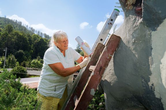 Jarmila Maráková nyní často tráví slunečné dny nad zemí, kde opravuje praskliny na sochách.