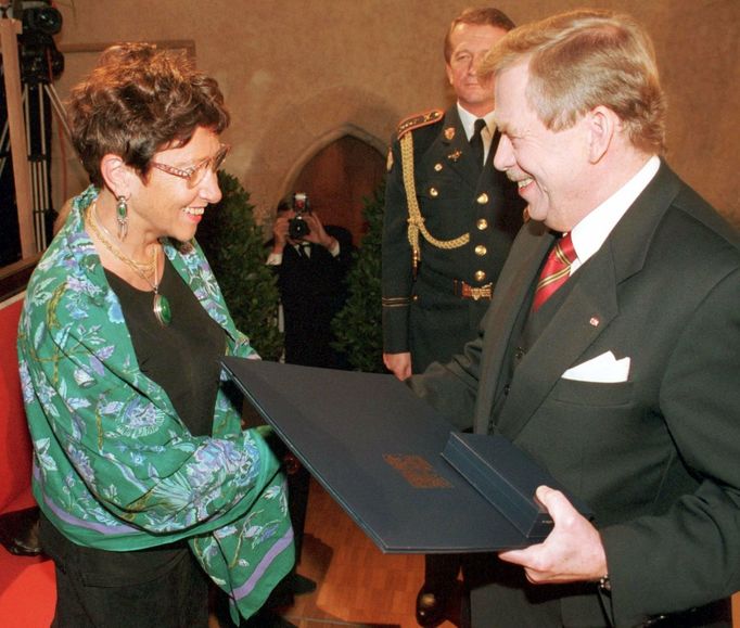 Prezident Václav Havel 28. října 1999 při příležitosti státního svátku předal medaili Za zásluhy o Českou republiku Jiřině Šiklové.