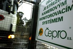 Policie zasahovala ve skladech Čepra, kvůli krádežím pohonných hmot zadržela desítky lidí