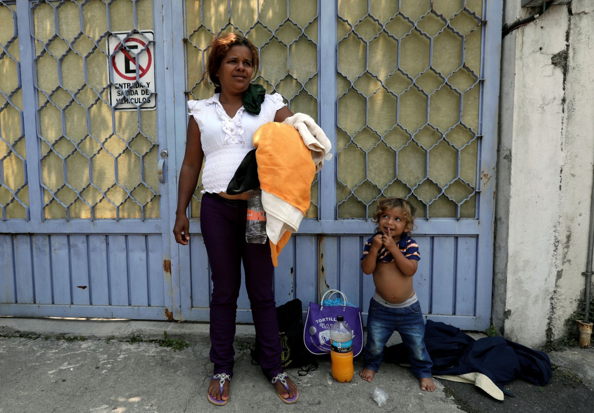 Matka se svým dítětem. Právě v rámci karavany přijeli do Mexika.