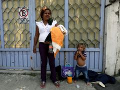 Matka se svým dítětem. Právě v rámci karavany přijeli do Mexika.