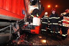 Autobus MHD narazil do kamionu, řidiče museli vystříhat