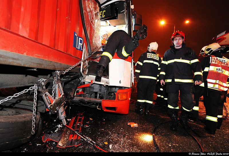 Nehoda autobusu a kamionu na Černém Mostě v Praze