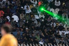 Na asijském poháru oslňovali diváci fotbalisty laserem