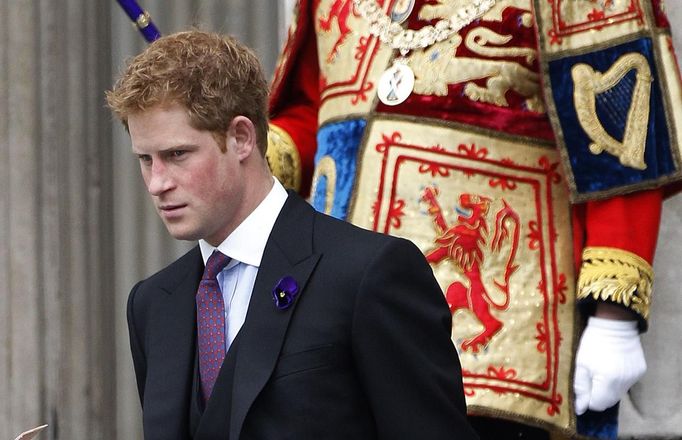 Britain's Prince Harry leaves after attending a service of thanksgiving to celebrate the Diamond Jubilee of Queen Elizabeth at St Paul's Cathedral in central London June 5, 2012. Four days of nationwide celebrations during which millions of people have turned out to mark the Queen's Diamond Jubilee conclude on Tuesday with a church service and carriage procession through central London. REUTERS/David Moir (BRITAIN - Tags: ANNIVERSARY ENTERTAINMENT SOCIETY RELIGION ROYALS) Published: Čer. 5, 2012, 12:49 odp.