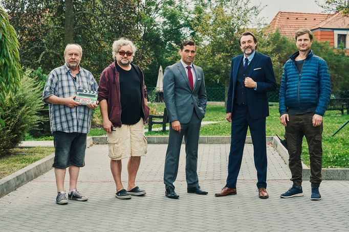 Víťaze režiséra Jana Hřebejka (druhý zleva) ještě pro HBO vyrobila společnost Etamp Film Production.