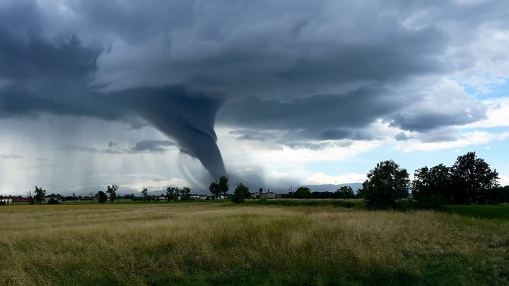 VIDEO: Obyvatelům Hodonína o víkendu zatrnulo, na obzoru se objevilo tornádo; Zdroj foto: Shutterstock