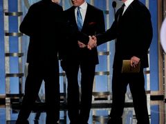 Michael Haneke dostává Zlatý glóbus pro nejlepší neanglicky mluvený film od svého krajana Arnolda Schwarzeneggera.