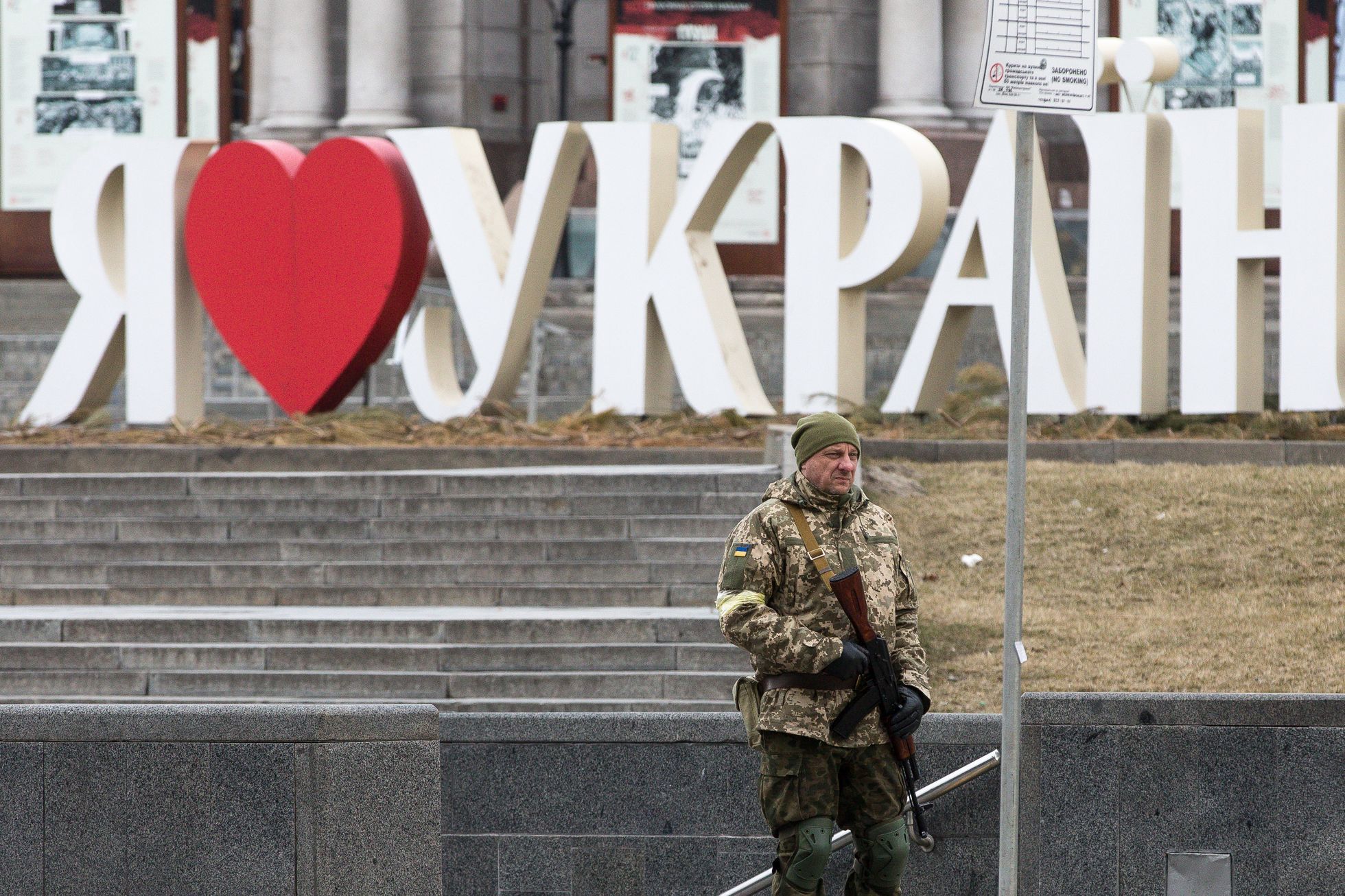 Opevnění Kyjeva, Válka na Ukrajině, zátarasy, vojáci, válka, Majdan, Ukrajina
