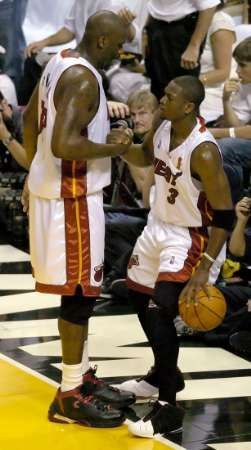 Basketbalisté Miami Heat Dwyane Wade (vpravo) a Shaquille O'Neal během čtvrtého zápasu finále NBA proti Dallasu Mavericks.