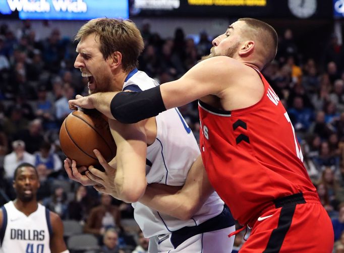 Dirk Nowitzki z Dallasu a Jonas Valanciunas z Toronta bojují o balon.