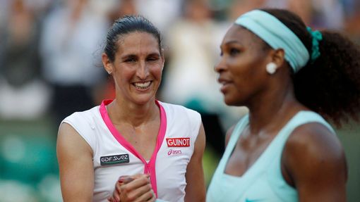 Serena Williamsová gratuluje domácí tenistce Virginii Razzanové k postupu do 2. kola French Open.