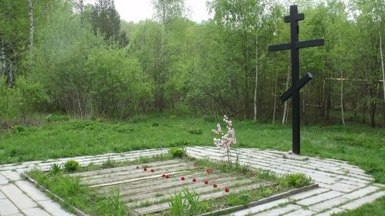 Porosenkova louka: pod železničními pražci našli v roce 1979 amatérští badatelé většinu ostatků vyvražděné carské rodiny a jejich sloužících. Scházela jen těla careviče Alexeje a velkokněžny Marie.