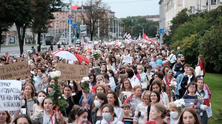 Policie v Minsku zadržela desítku demonstrantů. Ženy přes zátarasy házely dýně