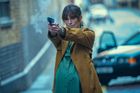 Láska vražedná. Keira Knightley v novém vánočním seriálu od Netflixu hraje špionku